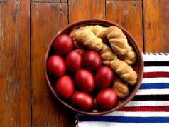 Πασχαλινά κουλουράκια και κόκκινα αυγά