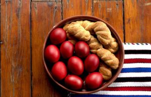 Πασχαλινά κουλουράκια με γεύση τσουρέκι Πασχαλινά κουλουράκια και κόκκινα αυγά