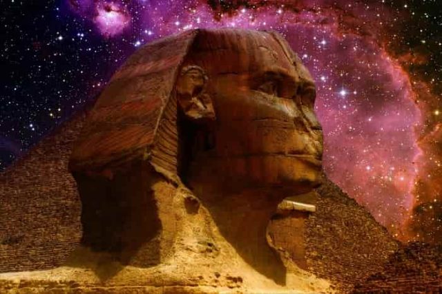 Η Σφίγγα της Αιγύπτου με φόντο το διάστημα