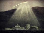 Φωτεινός Σταυρός εμφανίστηκε πάνω από μοναστήρι στον Υμηττό Φωτεινός Σταυρός πάνω από μοναστήρι