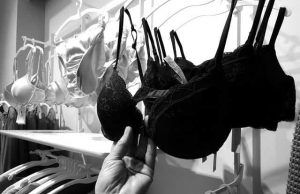 Ανέκδοτο: Κινέζος αγοράζει συνεχώς μαύρα σουτιέν από έναν Εβραίο