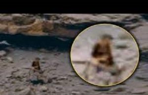 Σχηματισμός στον Άρη σαν φιγούρα με τραγιάσκα και τσάπα στο χέρι που κάθισε να πάρει μια ανάσα