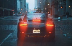 Τι να κάνετε αν κάποιος σας παρακολουθεί από ένα αυτοκίνητο