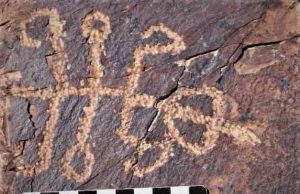 Πετρογλυφικό από «μισό άνθρωπο και μισό αλογάκι της Παναγίας» παραπέμπει σε εξωγήινη φυλή Πετρογλυφικό από «μισό άνθρωπο και μισό αλογάκι της Παναγίας» παραπέμπει σε εξωγήινη φυλή