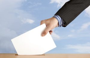 Θα ρίξω Μαύρο Δαγκωτό. Πως καταψήφιζαν παλιά χέρι με ρίχνει φάκελο ψήφου στην κάλπη