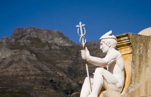 Ερμής. Επιρροές και πολυδιάστατος χαρακτήρας του Ο Ερμής κάθεται και κρατά το Κηρύκειο