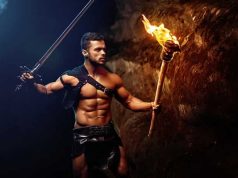 Προμηθέας. Τι ήταν η Φωτιά που Έφερε; άντρας κρατάει πυρσό με αναμμένη φωτιά ως Προμηθέας