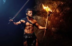 Προμηθέας. Τι ήταν η Φωτιά που Έφερε; άντρας κρατάει πυρσό με αναμμένη φωτιά ως Προμηθέας