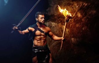 Προμηθέας. Τι ήταν η Φωτιά που Έφερε; άντρας κρατάει πυρσό με αναμμένη φωτιά ως Προμηθέας