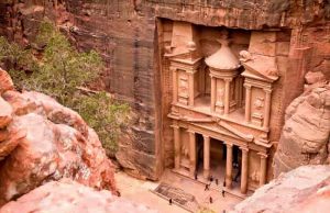 Πέτρα, Ιορδανία. Η Πόλη Λαξεμένη Μέσα στο Βράχο Μνημείο Khazneh el-Far'oun στην Πέτρα Ιορδανίας