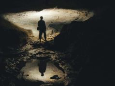 Ο Πρώτος Ναός του Ορφέα. Σουφλί, Πρωτοκκλήσι Άντρας σε μισοφωτισμένο σπήλαιο., θεωρητικά κάτω από τον φερόμενο ως ο Πρώτος Ναός του Ορφέα