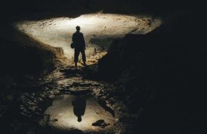 Ο Πρώτος Ναός του Ορφέα. Σουφλί, Πρωτοκκλήσι Άντρας σε μισοφωτισμένο σπήλαιο., θεωρητικά κάτω από τον φερόμενο ως ο Πρώτος Ναός του Ορφέα