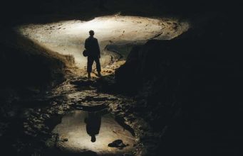 Ο Πρώτος Ναός του Ορφέα. Σουφλί, Πρωτοκκλήσι Άντρας σε μισοφωτισμένο σπήλαιο., θεωρητικά κάτω από τον φερόμενο ως ο Πρώτος Ναός του Ορφέα