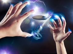 Λανθάνουσες Δυνάμεις που Κρύβονται Μέσα μας Δύο χέρια με ενέργεια πάνω σε αντικείμενο από λανθάνουσες δυνάμεις που ενεργοποιήθηκαν