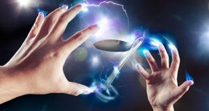 Λανθάνουσες Δυνάμεις που Κρύβονται Μέσα μας Δύο χέρια με ενέργεια πάνω σε αντικείμενο από λανθάνουσες δυνάμεις που ενεργοποιήθηκαν