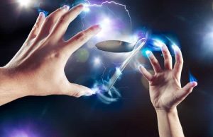 Λανθάνουσες Δυνάμεις που Κρύβονται Μέσα μας Δύο χέρια με ενέργεια πάνω σε αντικείμενο από λανθάνουσες δυνάμεις που ενεργοποιήθηκαν