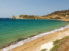Κίμωλος. Παραλία Μαυροσπηλιά, λίγα μόλις χιλιόμετρα από τη Αρχαία Βυθισμένη Πόλη στα «Ελληνικά».