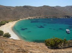 Παραλία Κουταλάς στη Σέριφο. Εκεί κοντά είναι ο Θρόνος του Κύκλωπα
