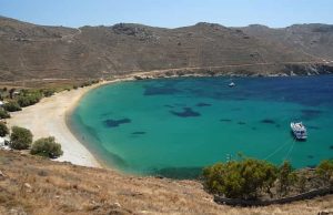 Ο Αινιγματικός Θρόνος του Κύκλωπα στη Σέριφο Παραλία Κουταλάς στη Σέριφο. Εκεί κοντά είναι ο Θρόνος του Κύκλωπα