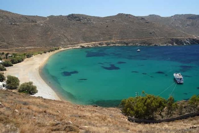 Παραλία Κουταλάς στη Σέριφο. Εκεί κοντά είναι ο Θρόνος του Κύκλωπα