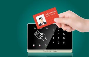 Ηλεκτρονική Ταυτότητα RFID. Πόσο Ασφαλής Είναι; χέρι που κρατά Ηλεκτρονική Ταυτότητα και μηχάνημα αναγνώρισης