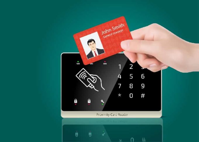 Ηλεκτρονική Ταυτότητα RFID. Πόσο Ασφαλής Είναι; χέρι που κρατά Ηλεκτρονική Ταυτότητα και μηχάνημα αναγνώρισης