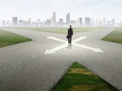 Λάθος απόφαση. Η επανάσταση της στιγμής Άντρας σε σταυροδρόμι προσπαθεί να μην πάρει τη λάθος απόφαση