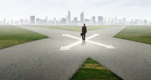 Λάθος απόφαση. Η επανάσταση της στιγμής Άντρας σε σταυροδρόμι προσπαθεί να μην πάρει τη λάθος απόφαση