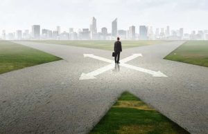 Λάθος απόφαση. Η επανάσταση της στιγμής Άντρας σε σταυροδρόμι προσπαθεί να μην πάρει τη λάθος απόφαση