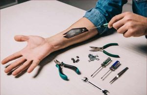 Η Γυναίκα με τα Περισσότερα Εμφυτεύματα Τσιπ χέρι με Εμφυτεύματα Τσιπ