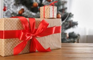 Ποιο Είναι το Μεγαλύτερο Δώρο στον Κόσμο Χριστουγεννιάτικο δώρο σε στολισμένο δέντρο