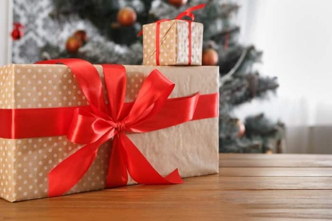Ποιο Είναι το Μεγαλύτερο Δώρο στον Κόσμο Χριστουγεννιάτικο δώρο σε στολισμένο δέντρο