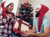 Πότε Γιορτάστηκαν Επίσημα τα Χριστούγεννα πρώτη φορά Νεαρός άνδρας δίνει στη φίλη του χριστουγεννιάτικο δώρο