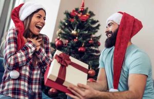 Πότε Γιορτάστηκαν Επίσημα τα Χριστούγεννα πρώτη φορά Νεαρός άνδρας δίνει στη φίλη του χριστουγεννιάτικο δώρο