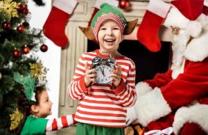 Ποια είναι τα Ξωτικά του Άη Βασίλη στην Πραγματικότητα Δύο μικρά παιδιά ντυμένα ως ξωτικά του Άη Βασίλη