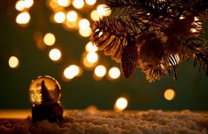 Η Σκοτεινή Πλευρά των Χριστουγέννων Μικρή χιονόμπαλα με χριστουγεννιάτικο δέντρο στέκεται στο χριστουγεννιάτικο δέντρο