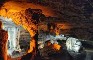 Σπήλαιο Θεόπετρας. Ίχνη με Παπούτσια 130.000 ετών εσωτερικό από σπήλαιο