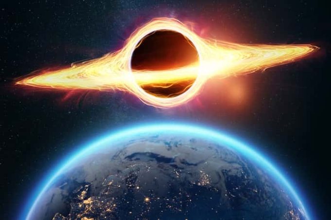 Ο Ήλιος Μπορεί να Φιλοξενεί μία Μαύρη Τρύπα Μια μαύρη τρύπα με δίσκο συμπύκνωσης στο φόντο της γης