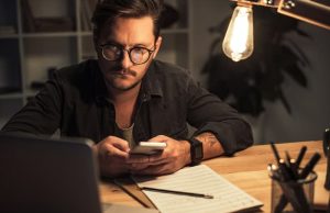 Σκοτεινοί Δάσκαλοι και Μέντορες μέντορας με στοχασμό στο βλέμμα