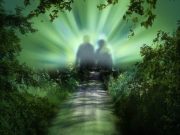 Είναι ο Θάνατος μία Πύλη προς Άλλες Διαστάσεις; ο θάνατος ως θολή σιλουέτα ενός ζευγαριού που περπατάει προς άλλες διαστάσεις