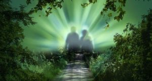 Είναι ο Θάνατος μία Πύλη προς Άλλες Διαστάσεις; ο θάνατος ως θολή σιλουέτα ενός ζευγαριού που περπατάει προς άλλες διαστάσεις