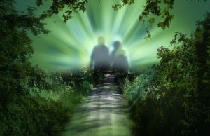 Είναι ο Θάνατος μία Πύλη προς Άλλες Διαστάσεις; ο θάνατος ως θολή σιλουέτα ενός ζευγαριού που περπατάει προς άλλες διαστάσεις