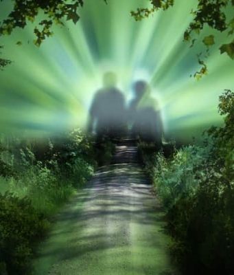 Είναι ο Θάνατος μία Πύλη προς Άλλες Διαστάσεις; ο θάνατος ως θολή σιλουέτα ενός ζευγαριού που περπατάει προς άλλες διαστάσεις