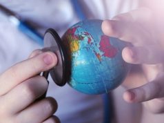 Ο Μυστηριώδης «Χτύπος της Καρδιάς» του Πλανήτη Στεκοσκόπιο και υδρόγειος σφαίρα στα χέρια των παιδιών για να ακκούσουν τον «Χτύπος της Καρδιάς» του Πλανήτη