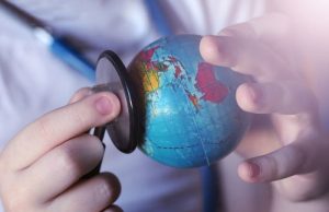 Ο Μυστηριώδης «Χτύπος της Καρδιάς» του Πλανήτη Στεκοσκόπιο και υδρόγειος σφαίρα στα χέρια των παιδιών για να ακκούσουν τον «Χτύπος της Καρδιάς» του Πλανήτη