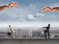 Ποιος Ελέγχει τον Κόσμο στον οποίο Ζούμε δύο χέρια κουκλοπαίκτες δύο ανθρώπων απαντά στο ερώτημα Ποιος Ελέγχει τον Κόσμο