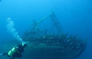 Ναυάγιο της Λίθινης Εποχής, τυλιγμένο στο μυστήριο δύτης και υποθετικό Ναυάγιο της Λίθινης Εποχής