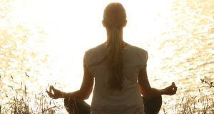 Επικοινωνία με τη Γη. Μυστική Σύνδεση. Γραμμές ley Γυναίκα διαλογίζεται πάνω σε Γραμμές ley