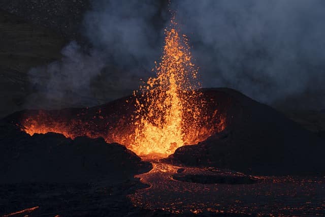 η Δύναμη Φωτιάς ενός ηφαιστείου που εκτοξεύει λάβα